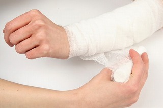 aid--injuries--accidents--hands_3262695.jpg