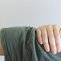 四十肩・五十肩で腕が上がらない...放置せず改善するための具体的な方法