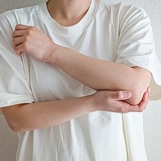 病院では改善せず...テニス肘の痛みを整体で克服した60代女性の体験談