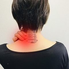 首の痛み ― その不調、単なる肩こりじゃないかも？原因と改善法を徹底解説