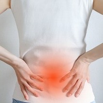 その腰痛、腰が原因だと思っていませんか？