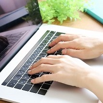 「デスクワークは座ってるだけで楽だよね」と言われて、モヤッとした経験ありませんか？