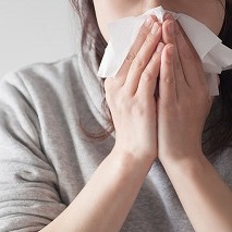 「花粉症なのに、なぜか肩まで凝る」--それ、花粉が自律神経を狂わせているからです。